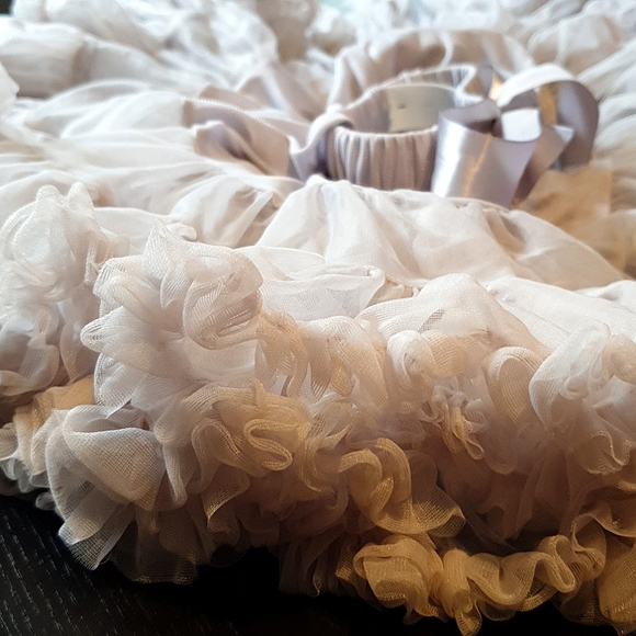 2-4 yr old silver Petticoat great volume, lined, elasticated waist, adjustable - Picture 4 of 14